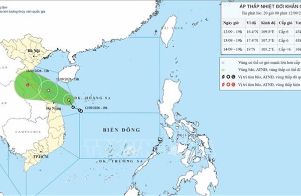 Áp thấp nhiệt đới vẫn giữ hướng di chuyển trên vùng biển Quảng Trị - Đà Nẵng