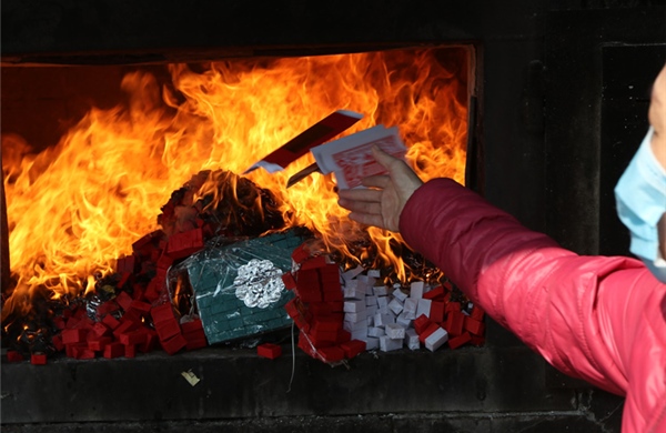 Sẽ không để vàng mã 'thiêu rụi' giá trị văn hóa