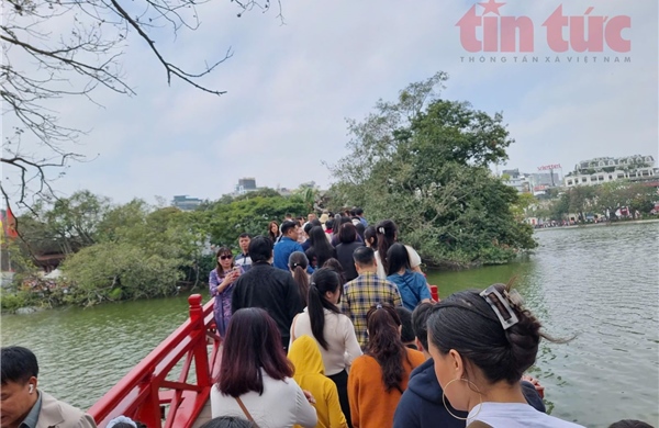 Hàng nghìn người dân xếp hàng tham quan tại các điểm di tích Hà Nội mở cửa miễn phí