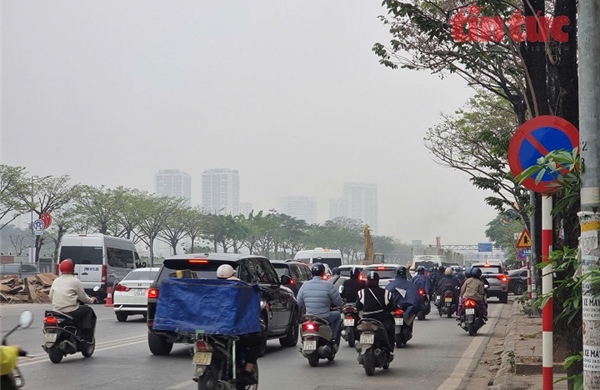 Đường Võ Chí Công thi công gây ùn tắc giờ cao điểm