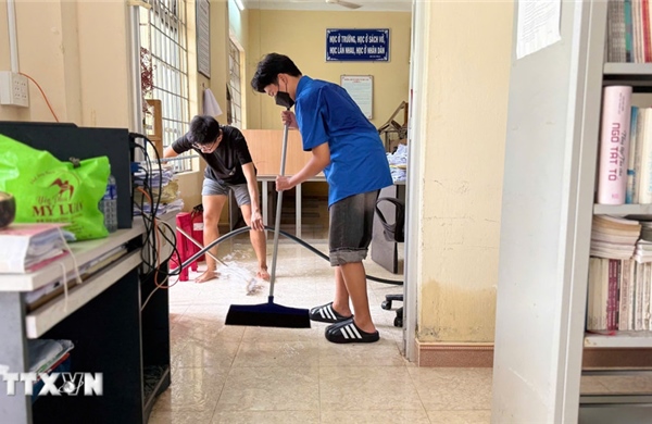 Bộ Giáo dục và Đào tạo cấp phát miễn phí sách giáo khoa cho học sinh vùng lũ 