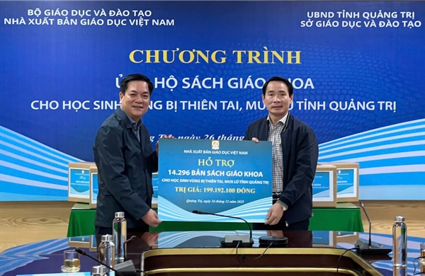 Trao tặng sách giáo khoa cho học sinh vùng lũ tỉnh Quảng Trị
