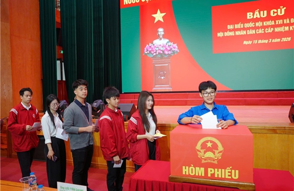 Cử tri là sinh viên đặt niềm tin nơi lá phiếu bầu cử 