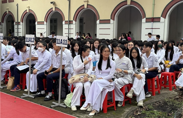 Phụ huynh vất vả đưa đón con khi TP Hồ Chí Minh áp dụng lịch học mới