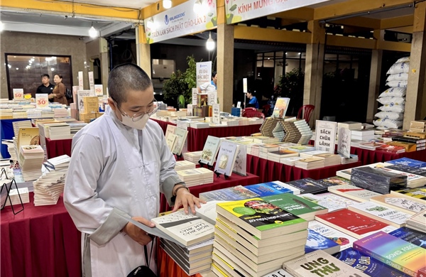 Hiếu hạnh mùa Vu Lan qua những trang sách Phật giáo