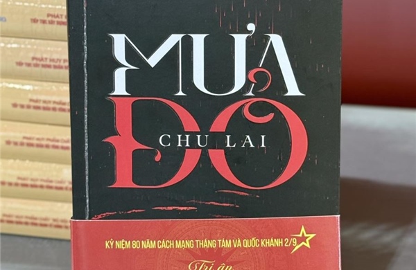 Tiểu thuyết Mưa đỏ &#39;cháy hàng&#39; cùng sức nóng từ phim điện ảnh