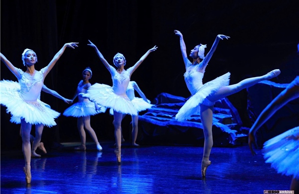 Mãn nhãn với cú xoay kinh điển trong vở ballet &#39;Hồ thiên nga&#39;