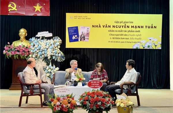 Nhà văn 80 tuổi dành tặng toàn bộ tiền bán sách cho đồng bào vùng lũ