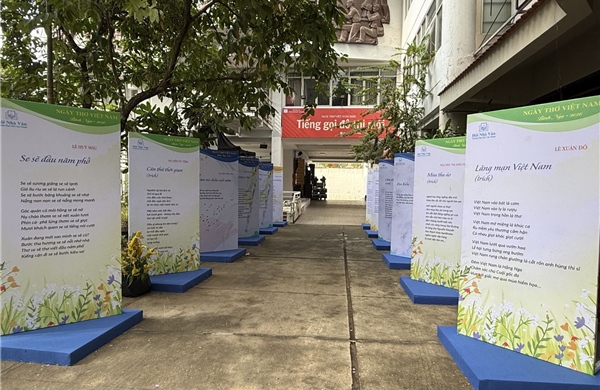 Thi ca trước áp lực công nghệ số