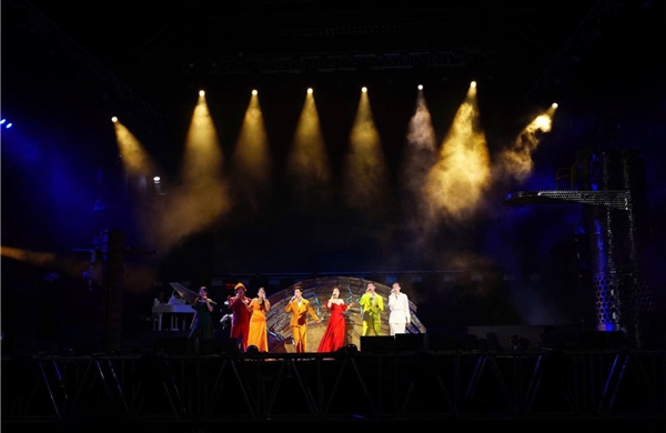 Đêm diễn nghệ thuật 'Hoa và Rác' lan tỏa thông điệp bảo vệ môi trường