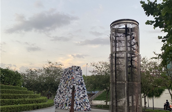 'Hoa và rác' kể câu chuyện môi trường qua nghệ thuật tái chế