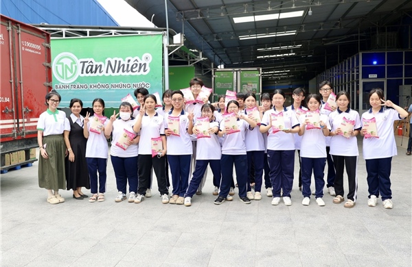 Cơ sở sản xuất trở thành lớp học hướng nghiệp thực tế cho học sinh