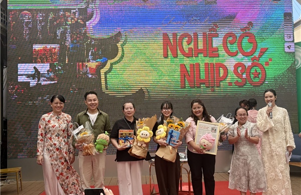 Sinh viên đưa làng nghề lên không gian số