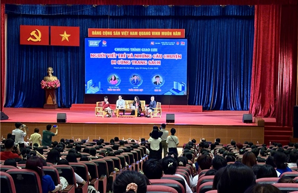 Người viết trẻ kể chuyện đời sống qua từng trang sách