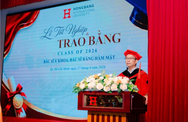 HIU trao bằng cho khóa Bác sĩ Y khoa đầu tiên
