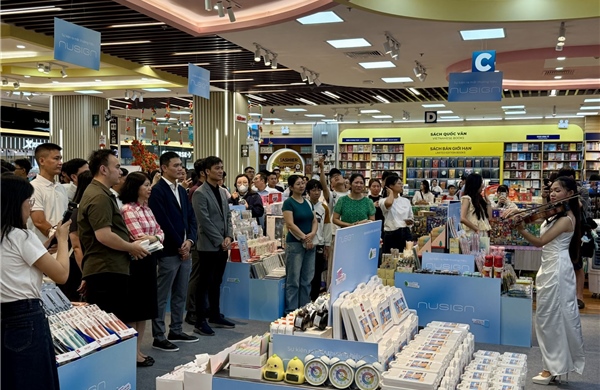 Thị trường sách giáo khoa, học cụ sôi động trước năm học mới