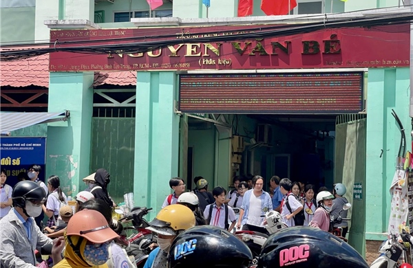 TP Hồ Chí Minh: Phụ huynh tất tả đón con vì trường chưa thực hiện học bán trú