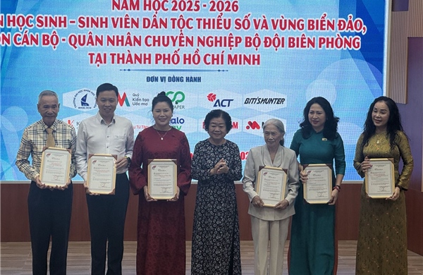 Trao 310 suất học bổng Vừ A Dính cho học sinh, sinh viên tại TP Hồ Chí Minh