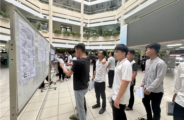 Điểm chuẩn đại học 2025: Phụ huynh, thí sinh &#39;đứng ngồi không yên&#39; trước giờ công bố