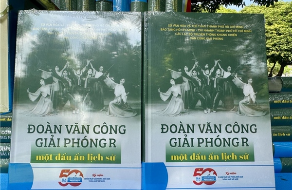 Khai mạc triển lãm và ra mắt sách &#39;Đoàn Văn công Giải phóng R - Một dấu ấn lịch sử&#39;