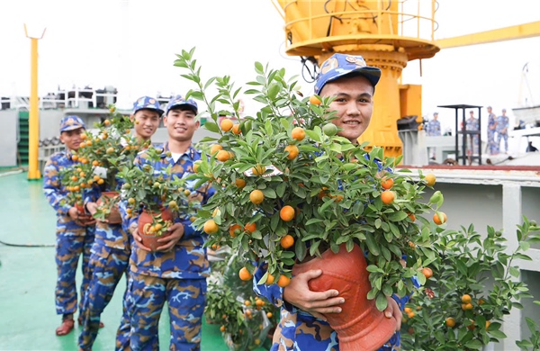 Gửi trọn tình yêu thương của mùa xuân ra với các chiến sĩ nơi đảo xa