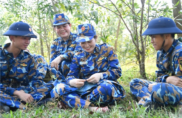 ‘Bát nước thao trường, khâu áo chiến sĩ, bữa cơm tự quản’ đong đầy yêu thương của phụ nữ với bộ đội
