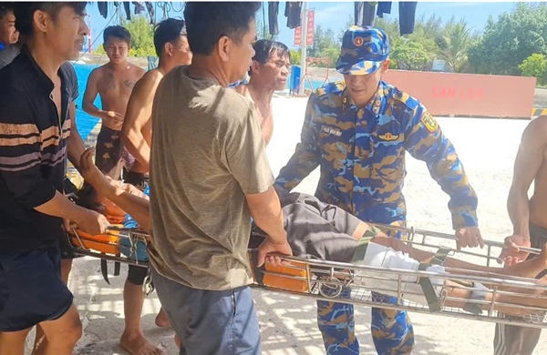 Đảo Sinh Tồn cấp cứu kịp thời ngư dân bị vỡ xương bánh chè
