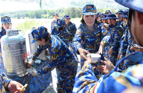 Hiệu quả mô hình ‘Bát nước thao trường’ lan tỏa nghĩa tình giờ huấn luyện 