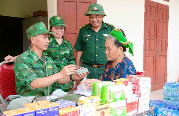 Quân y Bộ đội biên phòng Nghệ An băng rừng vào vùng lũ quét Mỹ Lý 
