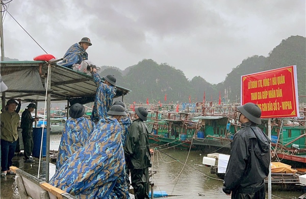 Vùng 1 Hải quân tham gia giúp dân phòng chống bão số 3