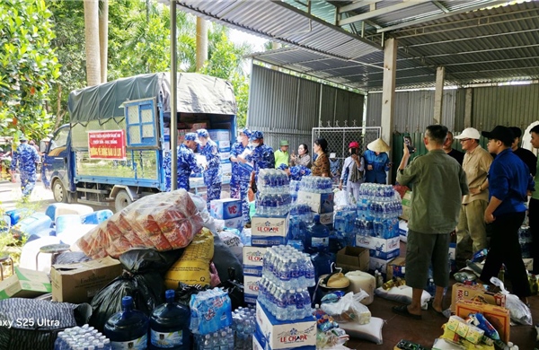 Đoàn đặc nhiệm phòng chống tội phạm ma túy số 2 giúp đỡ nhân dân sau bão lũ