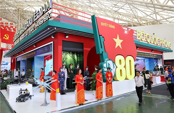 Nhiều sản phẩm quân sự quốc phòng lần đầu tiên công bố tại Triển lãm Thành tựu Đất nước 