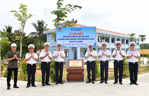 Gắn biển công trình chào mừng kỷ niệm 50 năm Ngày truyền thống Vùng 5 Hải quân