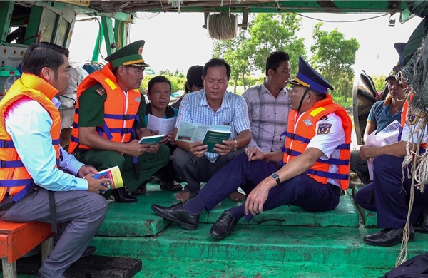 Cấp phát mã QR dán tại các cảng cá, bến tàu và trên các phương tiện khai thác để chống IUU