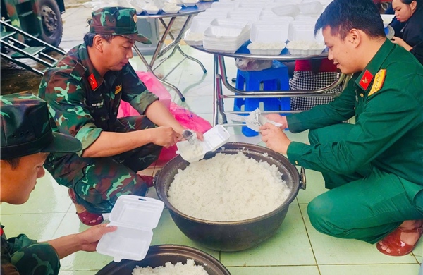 Xe bếp hậu cần ấm tình quân dân nơi vùng lũ