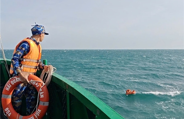 Cứu vớt an toàn 2 thuyền viên bị trôi dạt trên biển