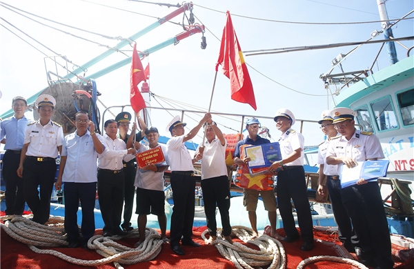 Bộ đội Hải quân là điểm tựa cho ngư dân vươn khơi bám biển