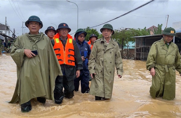 Sáng 22/11, lực lượng Vùng Hải quân hỗ trợ di dời hơn 5.000 người dân khỏi các điểm ngập sâu