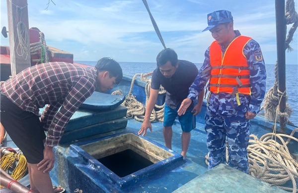 Cảnh sát biển bắt giữ tàu cá vận chuyển trái phép 40.000 lít dầu DO