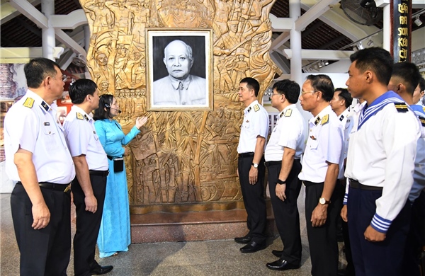 Chính ủy Hải quân dâng hương tưởng niệm Chủ tịch Tôn Đức Thắng