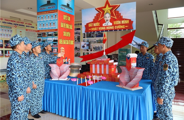 Thủy thủ tàu ngầm đọc sách dưới lòng đại dương