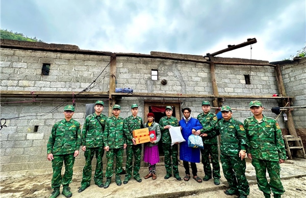 Đồn Biên phòng Lũng Cú hỗ trợ người dân khắc phục hậu quả dông lốc