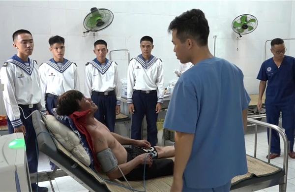Bệnh xá đảo Song Tử Tây cấp cứu kịp thời ngư dân Quảng Ngãi bị tai nạn trên biển