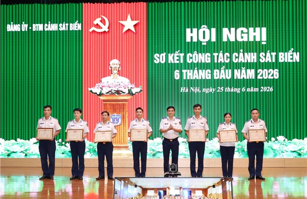Cảnh sát biển cứu sống hơn 100 người và phương tiện của ngư dân gặp nạn 