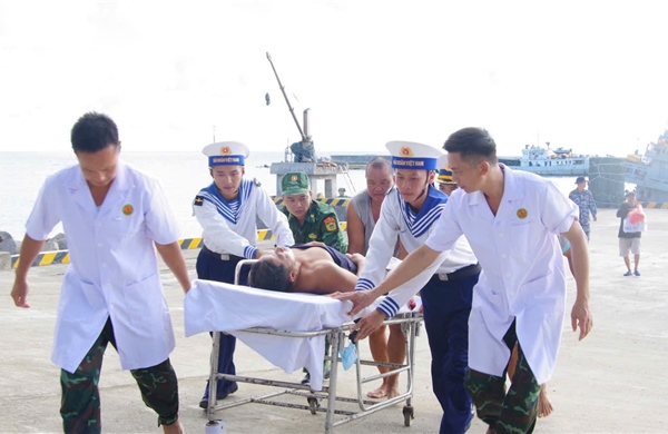Y bác sĩ bệnh xá Trường Sa cấp cứu khẩn cấp ngư dân bị đứt lìa cẳng chân