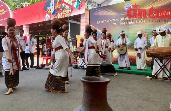 Người có uy tín là ‘cầu nối’ giữa ý Đảng lòng dân 