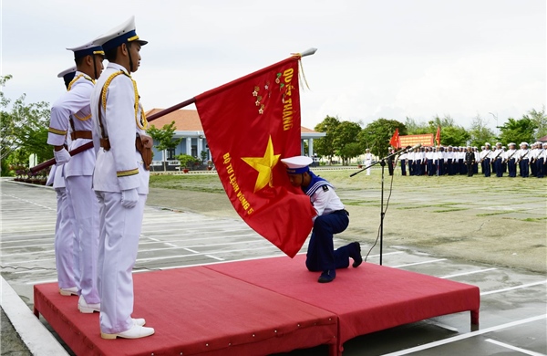 Phút giây hạnh phúc trong lễ tuyên thệ chiến sĩ mới vùng 5 Hải quân
