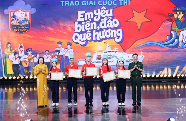 Đại tướng Phan Văn Giang dự đêm Galia và trao giải cuộc thi ‘Em yêu biển, đảo quê hương’