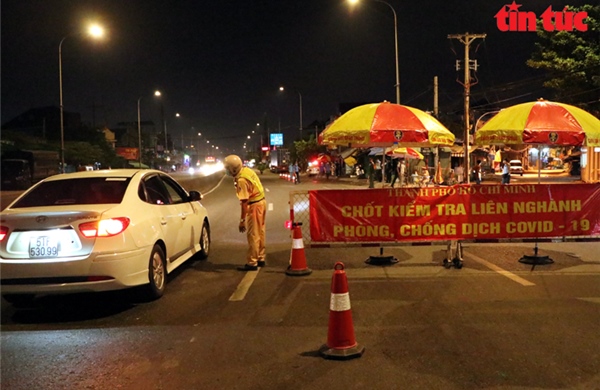Xuyên đêm kiểm tra y tế phòng dịch COVID-19 tại các cửa ngõ TP Hồ Chí Minh