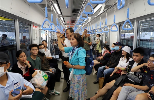 TP Hồ Chí Minh: Nhiều người chọn metro để đến công sở